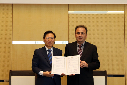 1일 이삼걸 강원랜드 대표(왼쪽)와 즐라코 바이스 어드밴시스 대표(오른쪽)가 서명한 협약서를 들고 기념사진을 촬영하고 있다. <강원랜드>